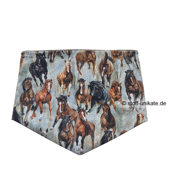 Halstuch-Loop aus Stoff und Fleece mit wilden Pferdemotiven. Stoff-unikate handmade in Germany