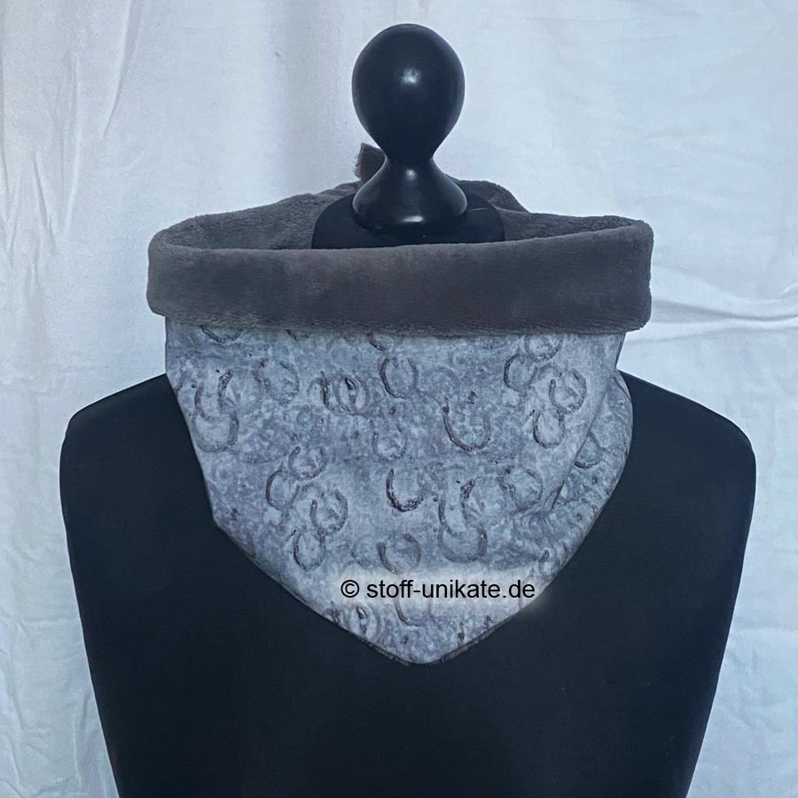 Halstuch-Loop- aus Stoff und Fleece mit Hufeisen in Dunkelgrau. Stoff-Unikate handmade in Germany